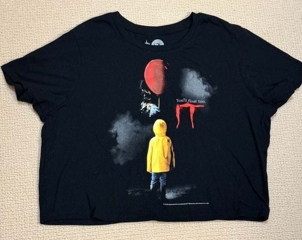 It Crop Top Size XXL Black Graphic T-Shirt